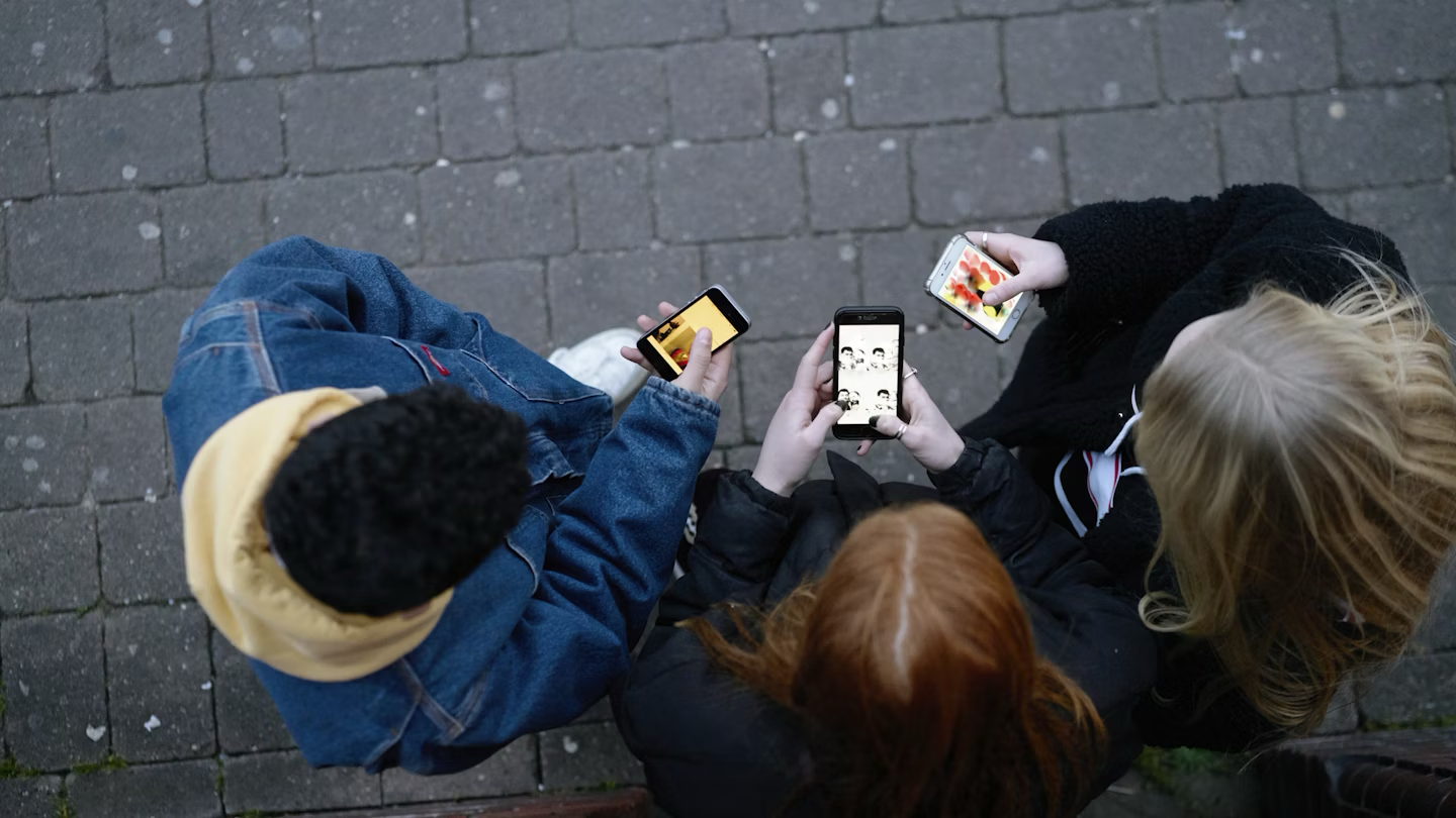 https://graziadaily.co.uk/life/parenting/a-new-study-has-found-that-having-a-smartphone-in-childhood-can-have-devastating-consequences/